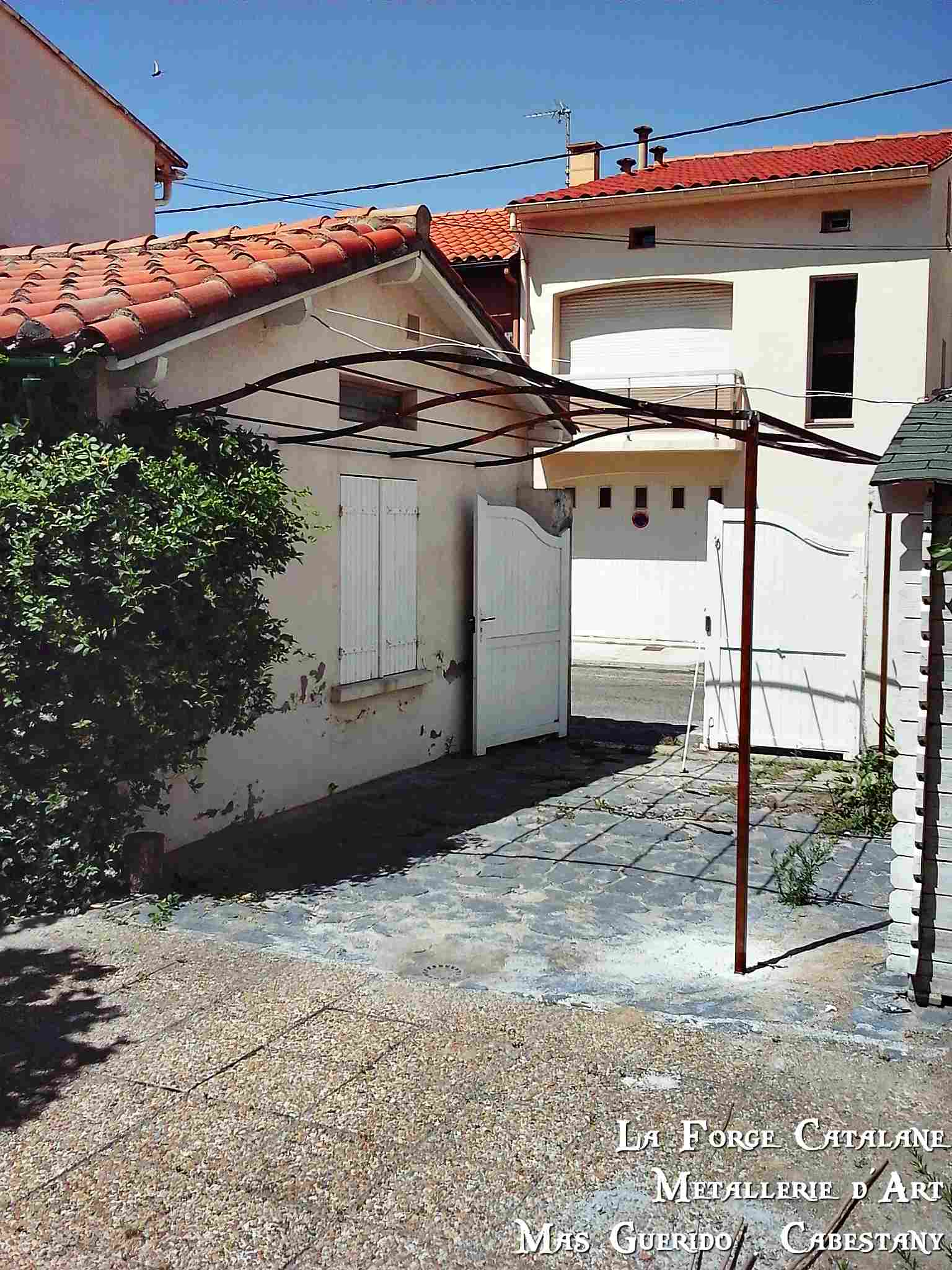 Pergola chapeau gendarme finition rouille forge catalane.jpg